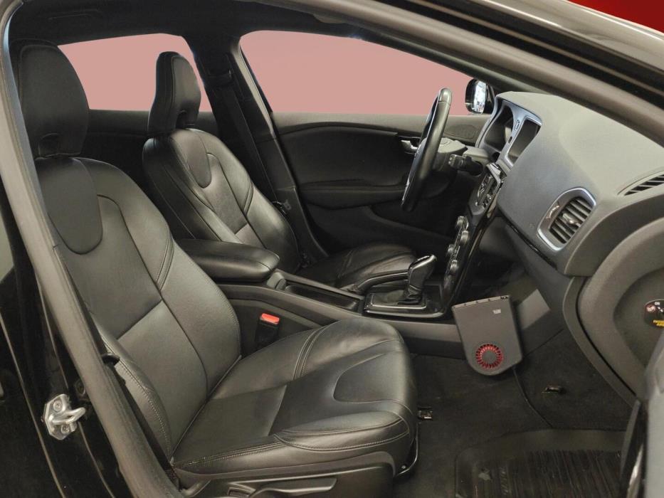 VOLVO V40 2018
