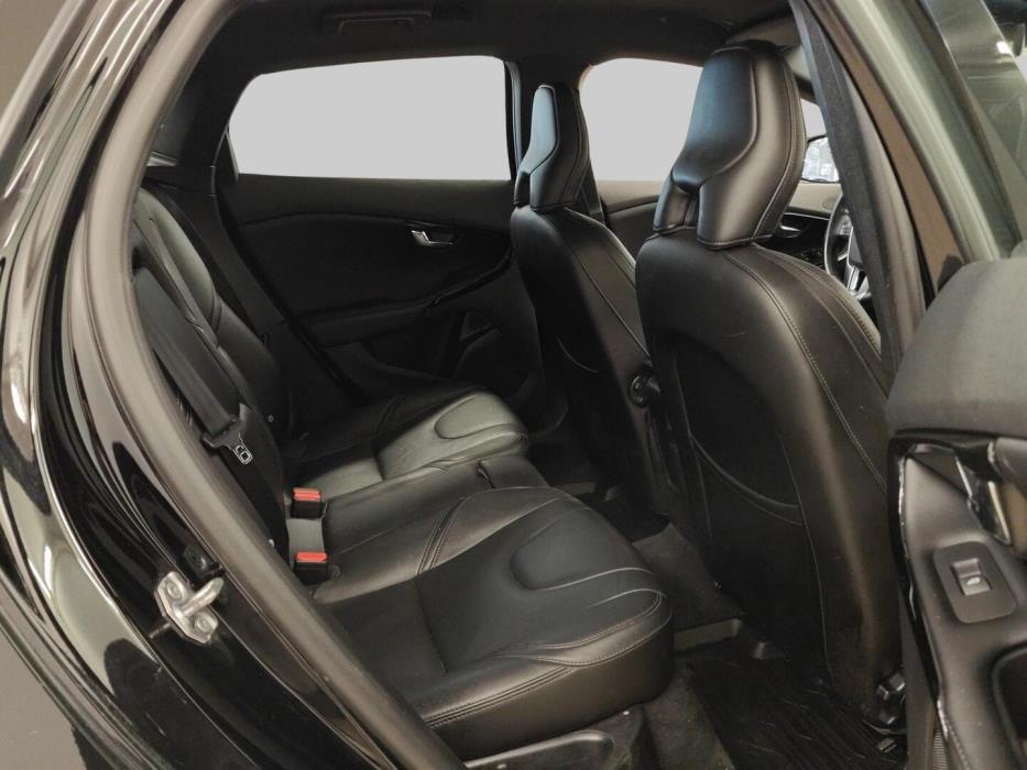 VOLVO V40 2018