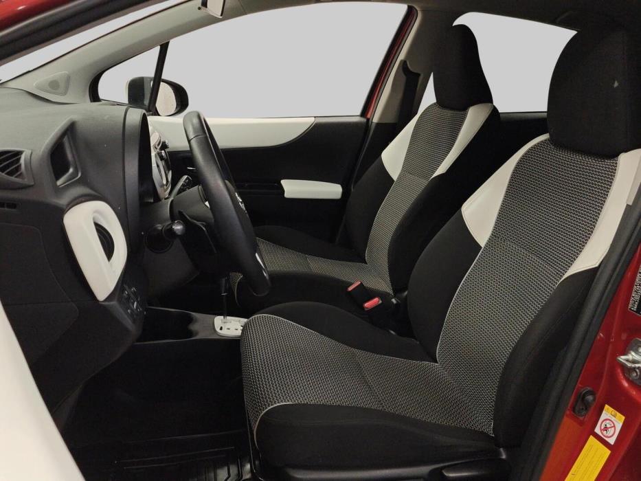 TOYOTA Yaris 2013