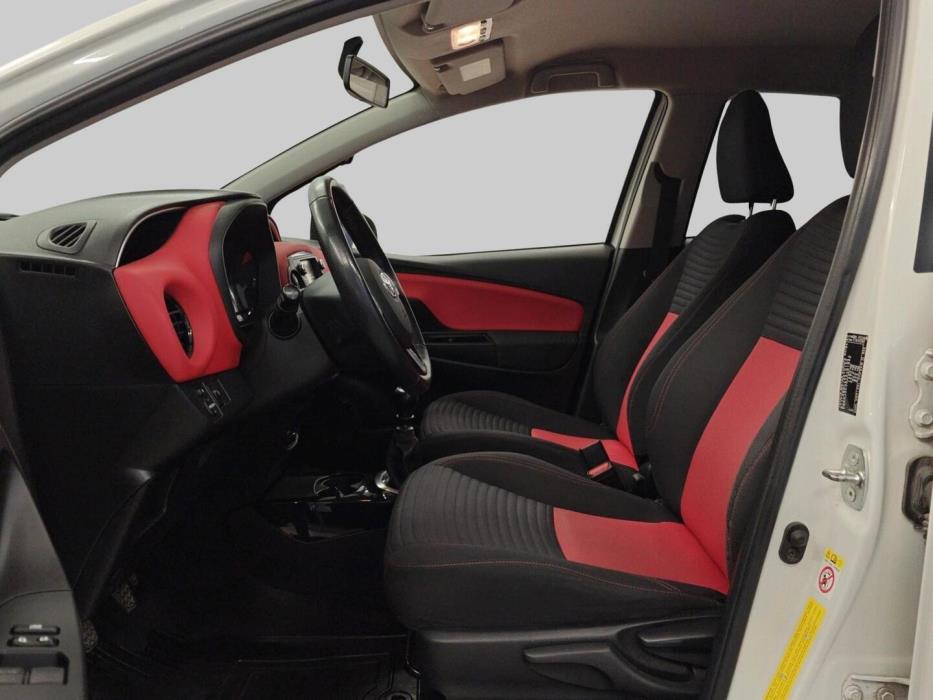TOYOTA Yaris 2015