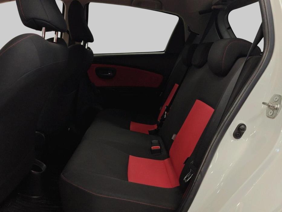TOYOTA Yaris 2015