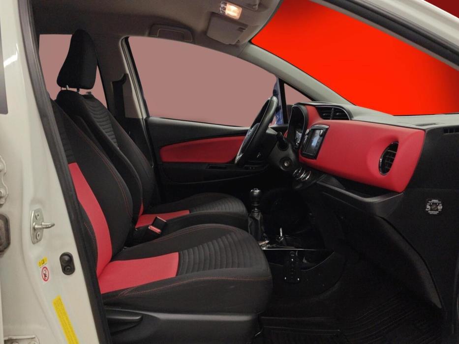 TOYOTA Yaris 2015