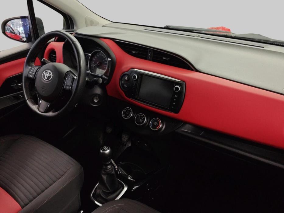 TOYOTA Yaris 2015