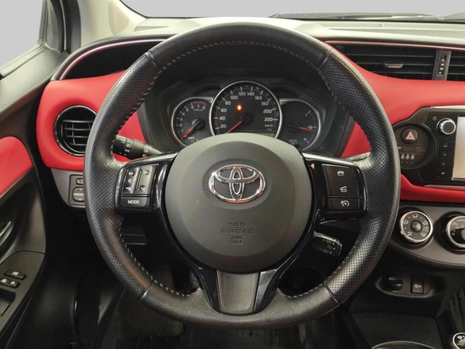 TOYOTA Yaris 2015