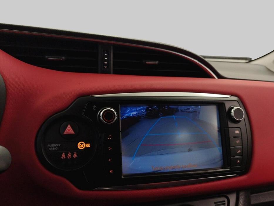 TOYOTA Yaris 2015