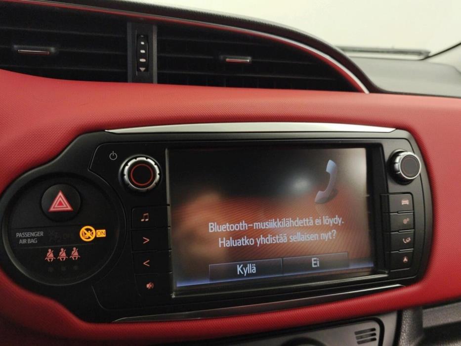 TOYOTA Yaris 2015