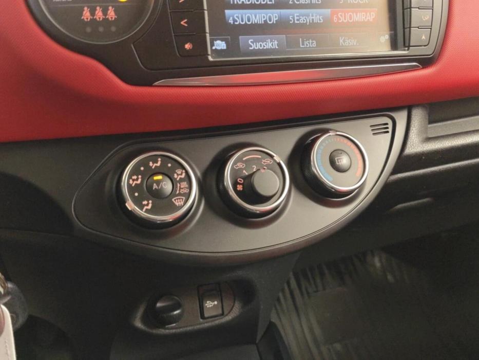 TOYOTA Yaris 2015