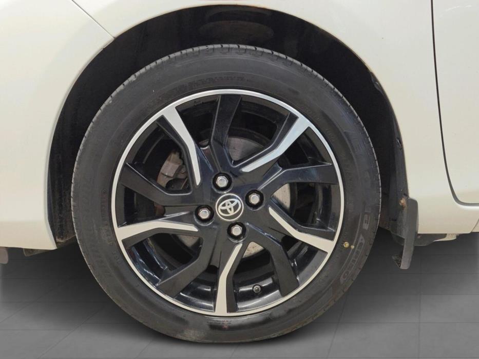 TOYOTA Yaris 2015