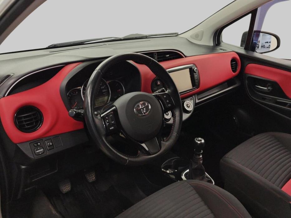 TOYOTA Yaris 2015