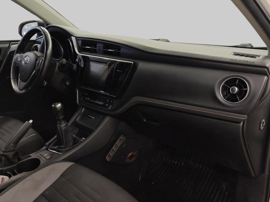 TOYOTA Auris 2016