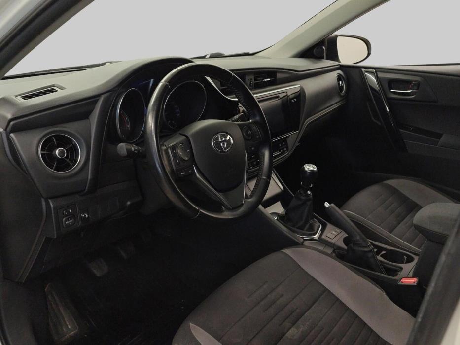 TOYOTA Auris 2016