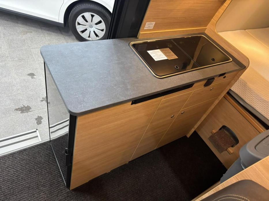 ROADCAR VAN R 600 2024