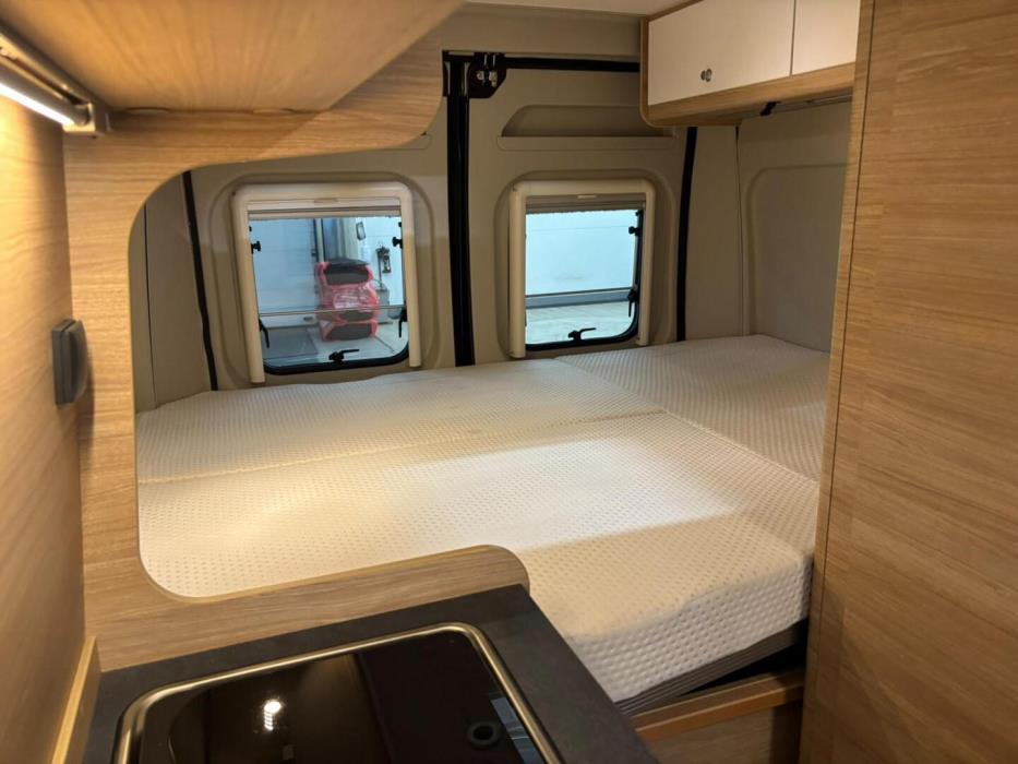 ROADCAR VAN R 600 2024