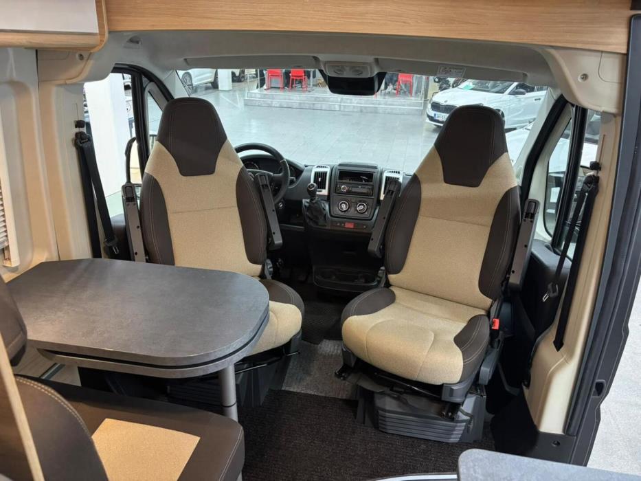 ROADCAR VAN R 600 2024