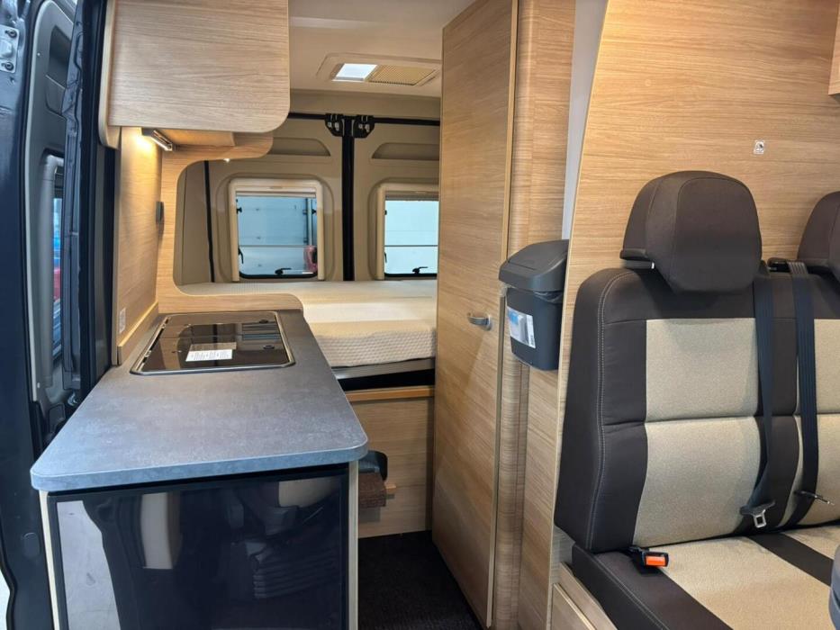 ROADCAR VAN R 600 2024
