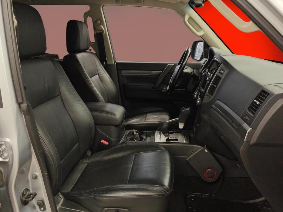 MITSUBISHI Pajero 2016