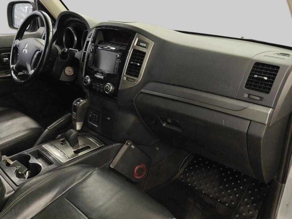 MITSUBISHI Pajero 2016