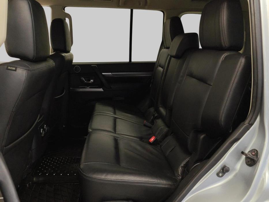 MITSUBISHI Pajero 2016