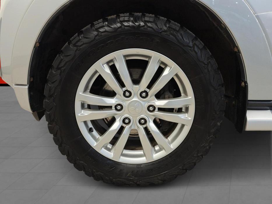 MITSUBISHI Pajero 2016