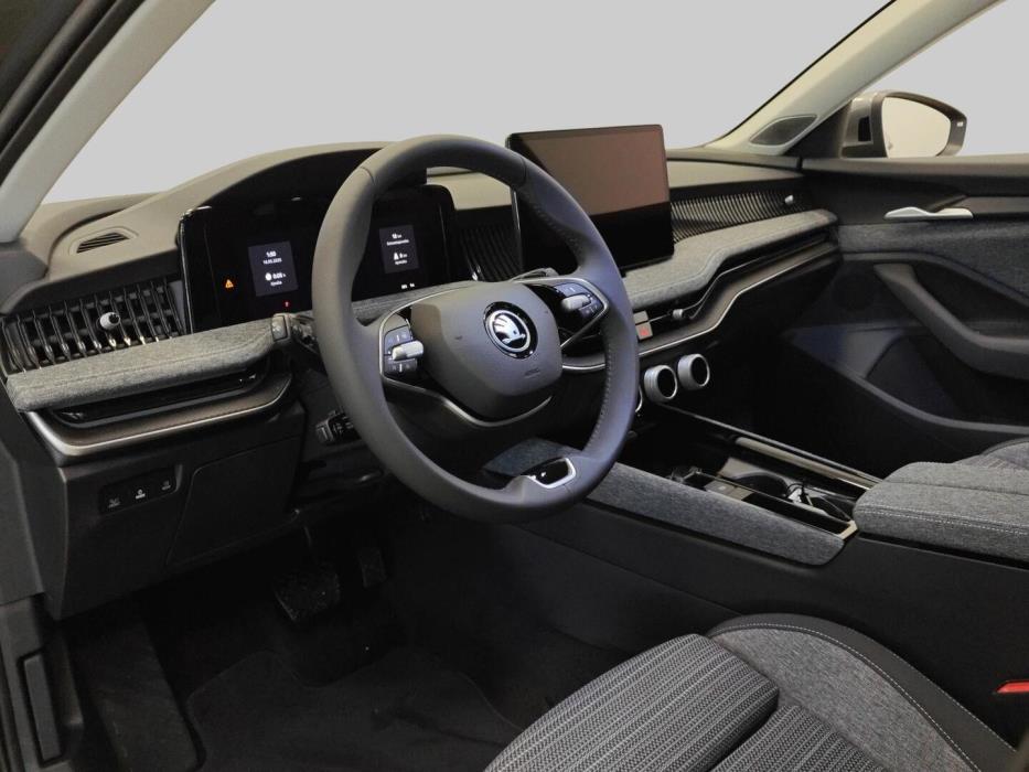 SKODA Superb 2025