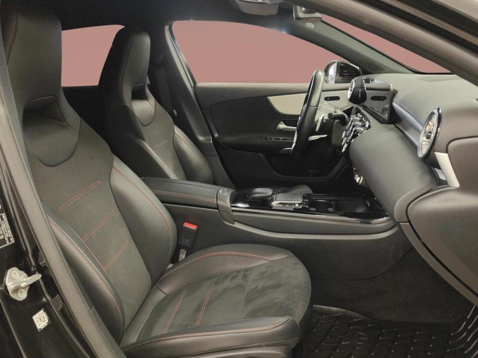 MERCEDES-BENZ A 2022