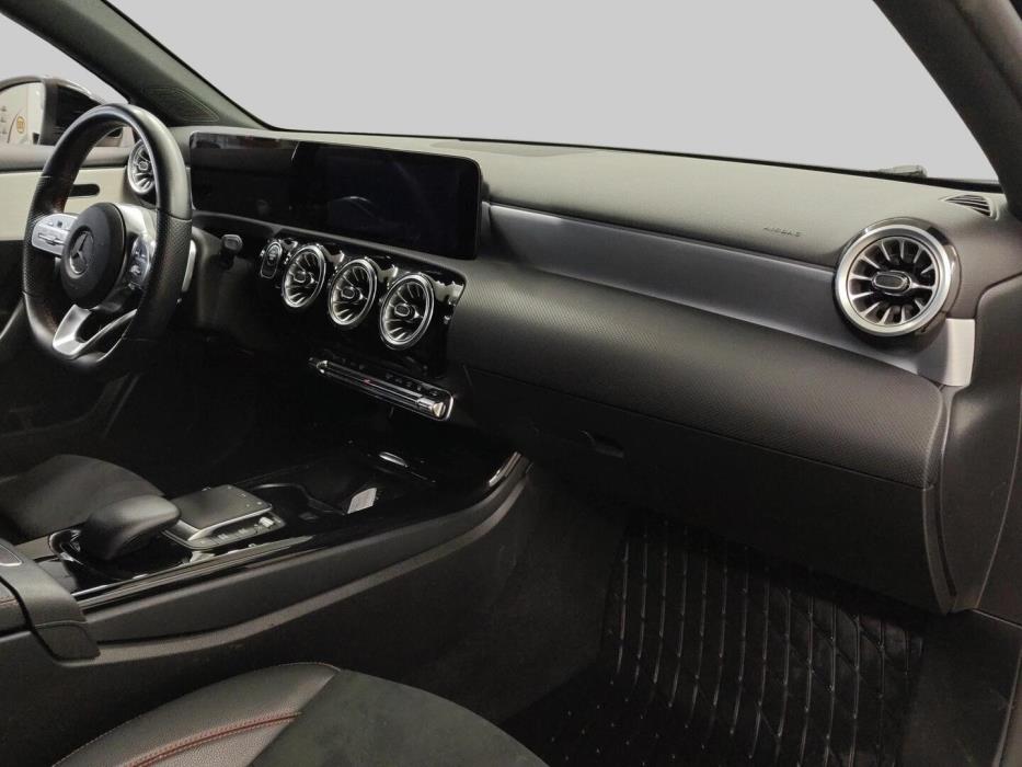 MERCEDES-BENZ A 2022