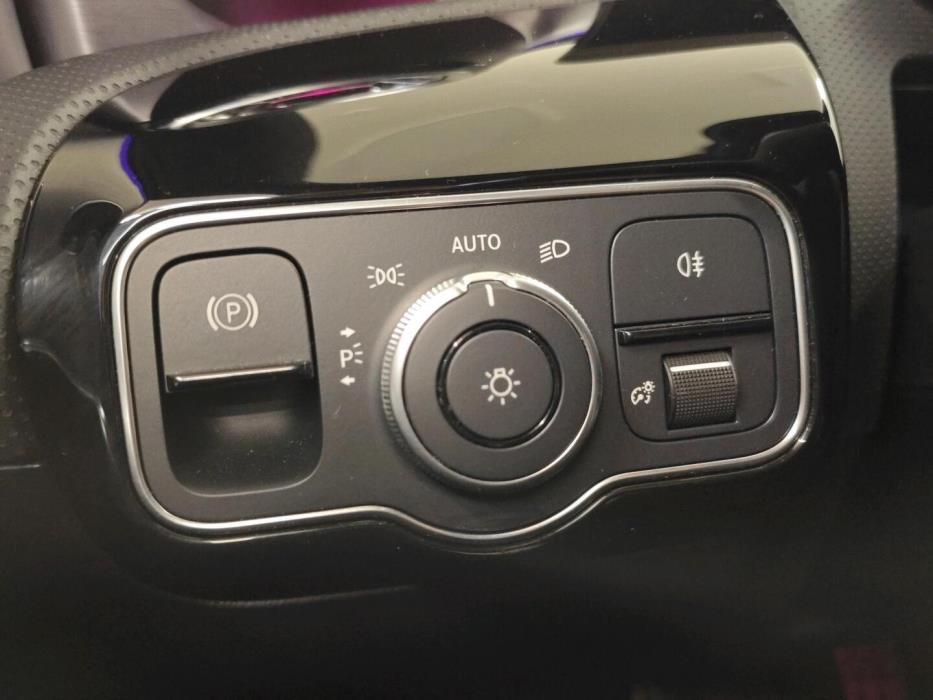 MERCEDES-BENZ A 2022