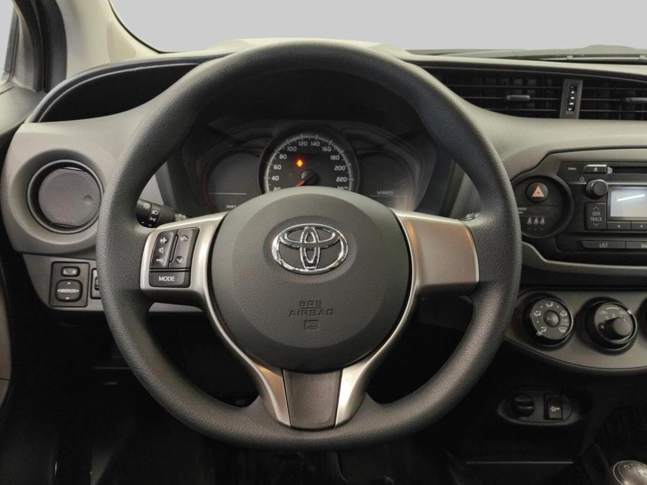 TOYOTA Yaris 2015