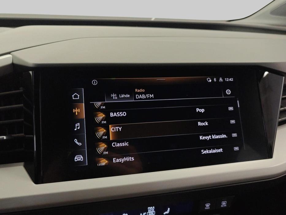 AUDI Q4 e-tron 2021