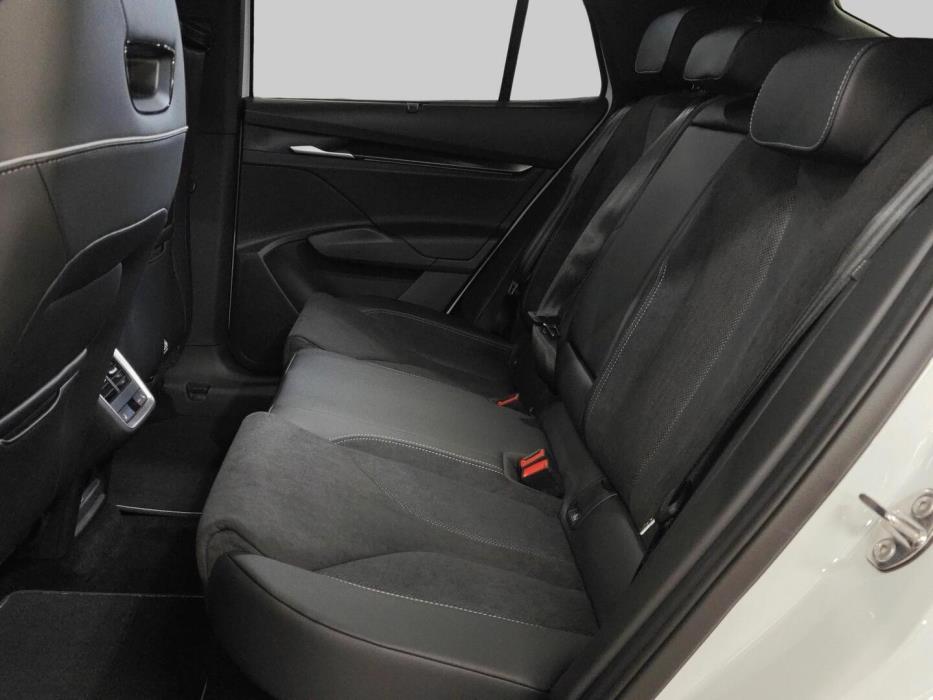 SKODA Enyaq 2025