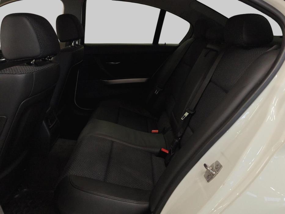 BMW 320 2010