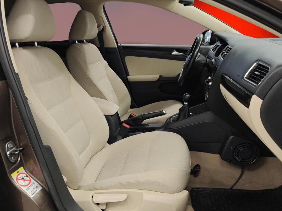 VOLKSWAGEN Jetta 2011