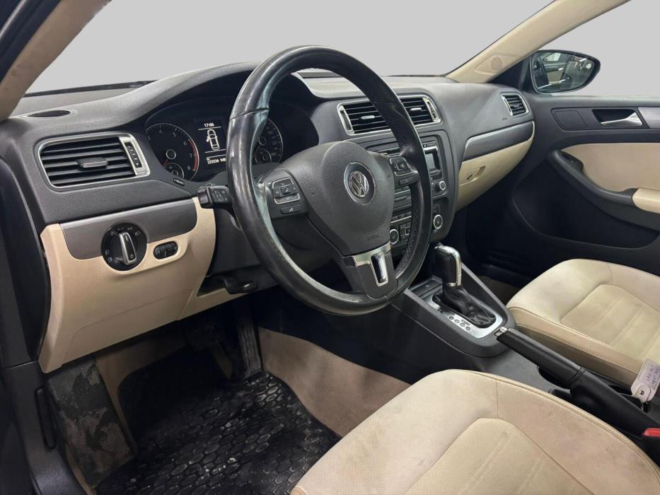 VOLKSWAGEN Jetta 2012
