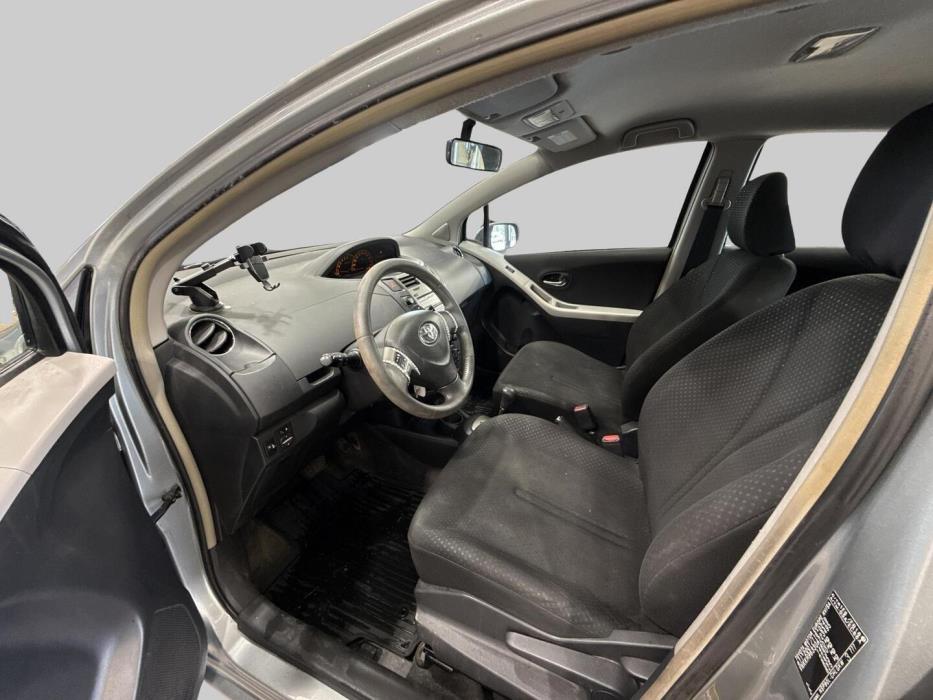 TOYOTA Yaris 2011