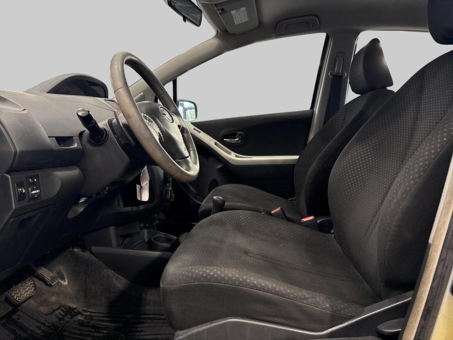 TOYOTA Yaris 2011