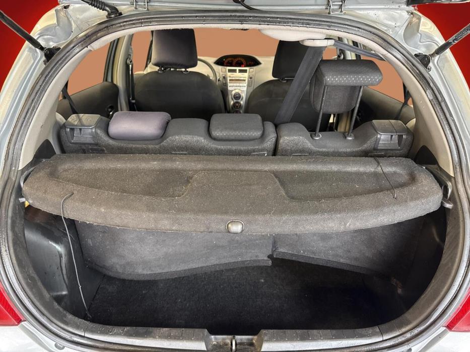 TOYOTA Yaris 2011
