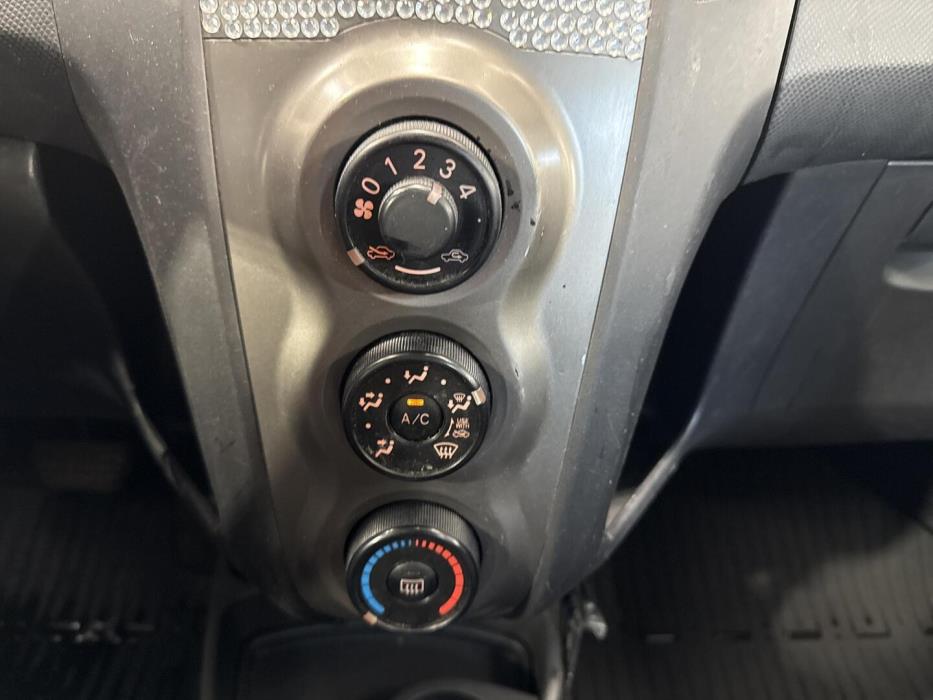 TOYOTA Yaris 2011