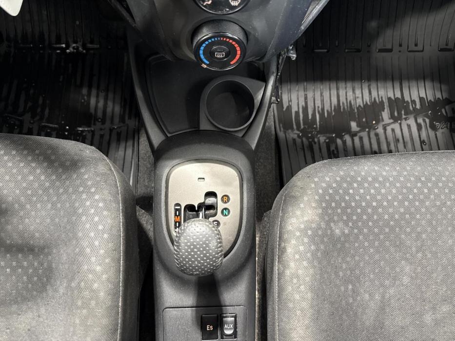 TOYOTA Yaris 2011