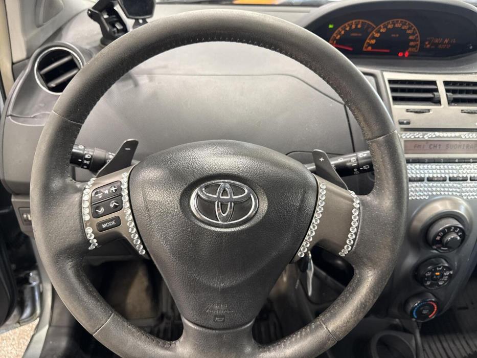 TOYOTA Yaris 2011