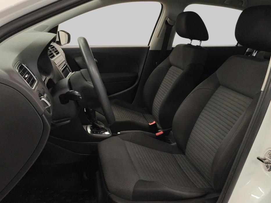 VOLKSWAGEN Polo 2012