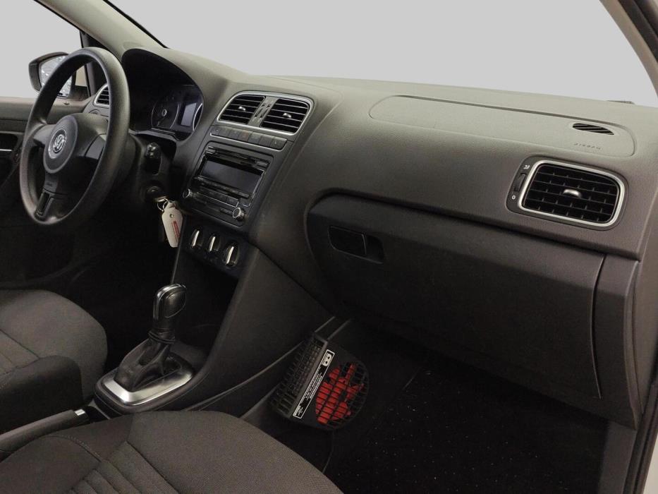VOLKSWAGEN Polo 2012