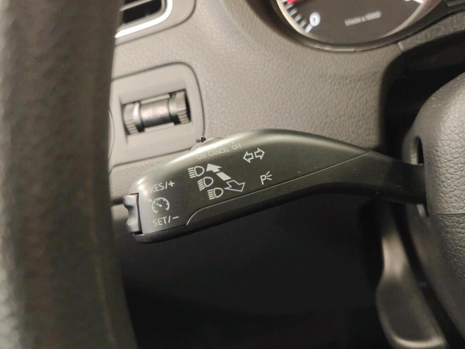 VOLKSWAGEN Polo 2012