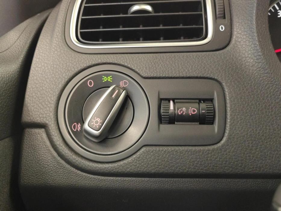 VOLKSWAGEN Polo 2012