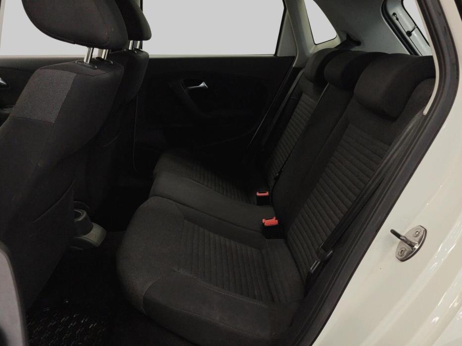 VOLKSWAGEN Polo 2012