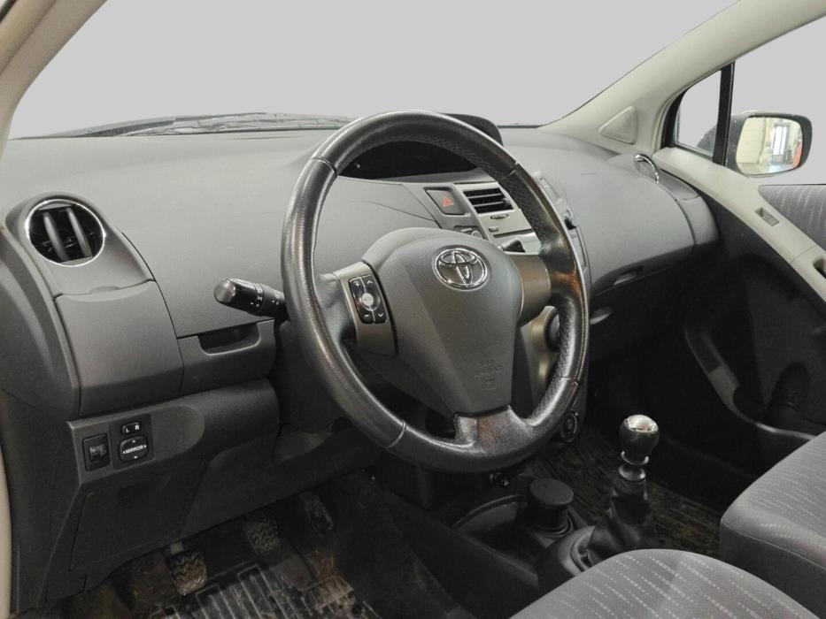 TOYOTA Yaris 2009