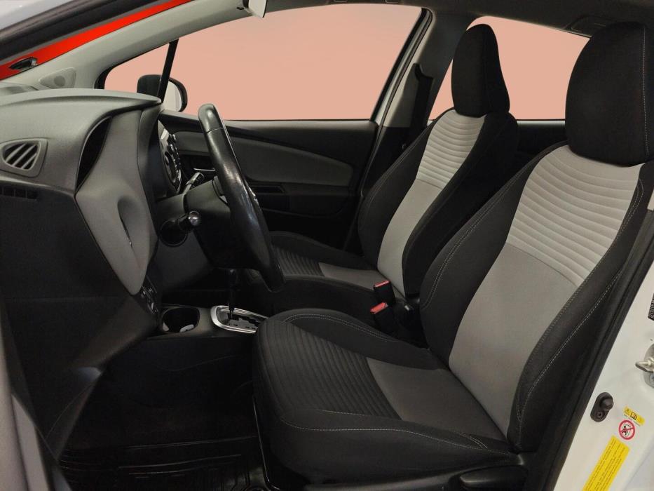 TOYOTA Yaris 2017