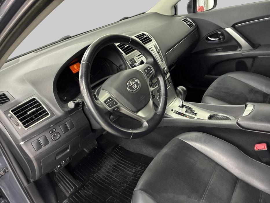 TOYOTA Avensis 2015