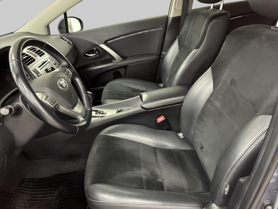 TOYOTA Avensis 2015