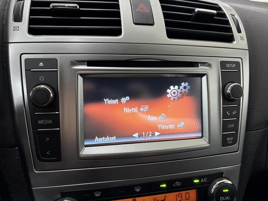 TOYOTA Avensis 2015