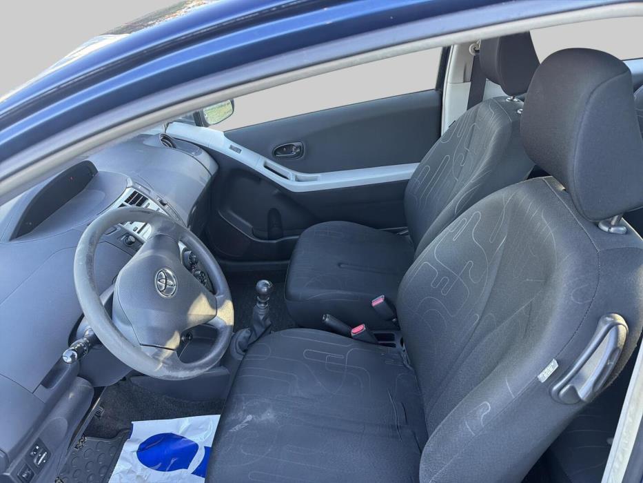 TOYOTA Yaris 2010